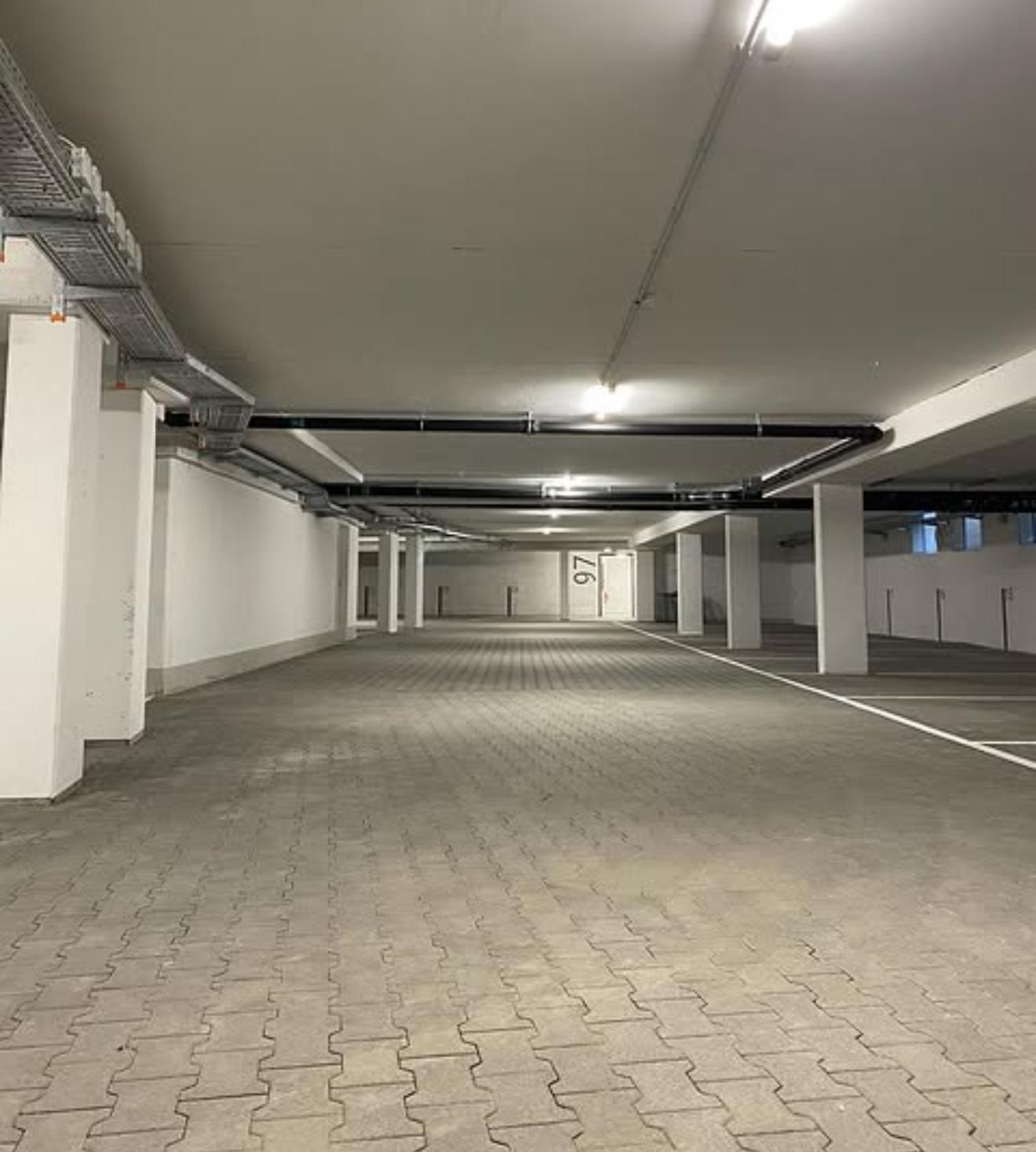 Großflächige, präzise verlegte Pflasterfläche