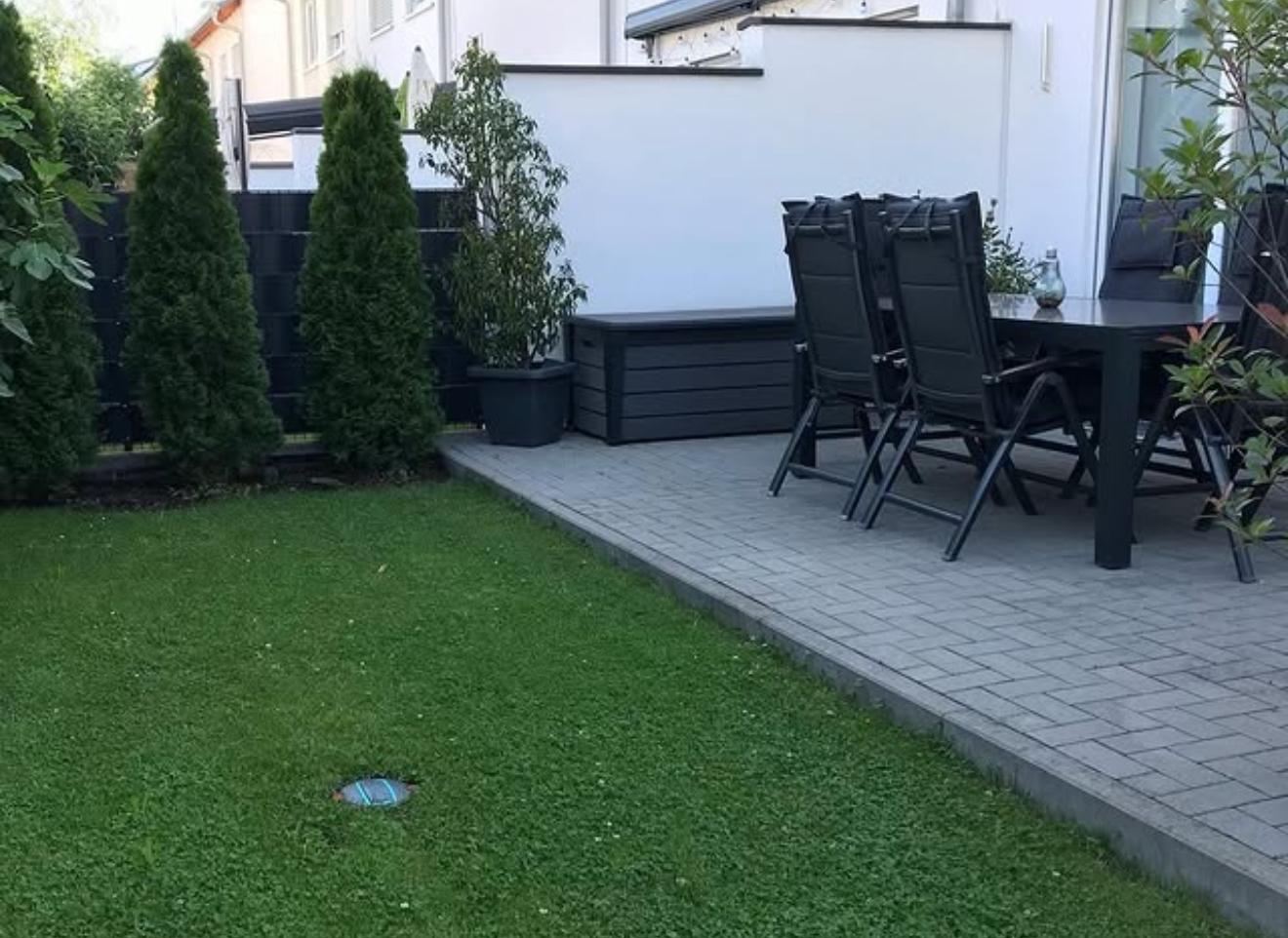 Angelegte Terrasse mit Pflasterung, Rollrasen und Sichtschutz